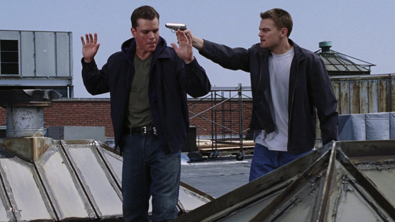 லியோனார்டோ டிகாப்ரியோவின் பில்லி கோஸ்டிகன், தி டிபார்ட்டட் திரைப்படத்தில் ஒரு கூரையில் மாட் டாமனின் கொலின் சல்லிவனை எதிர்கொள்கிறார்.