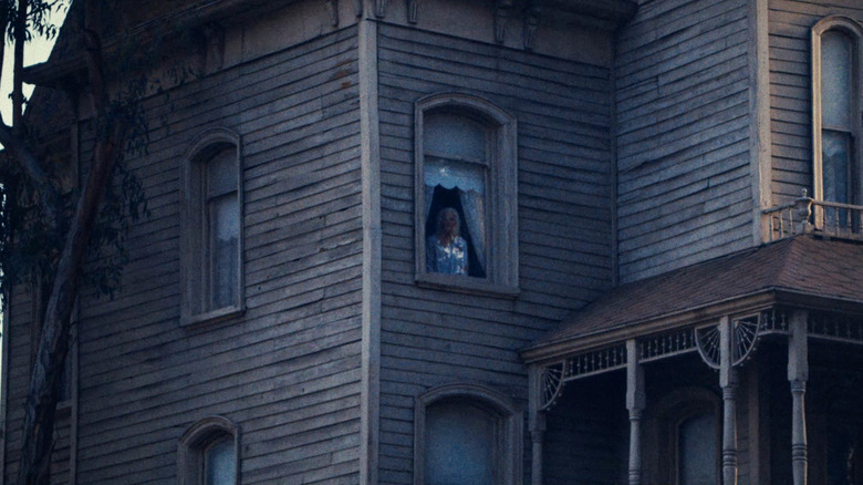 MaXXXine pearl window