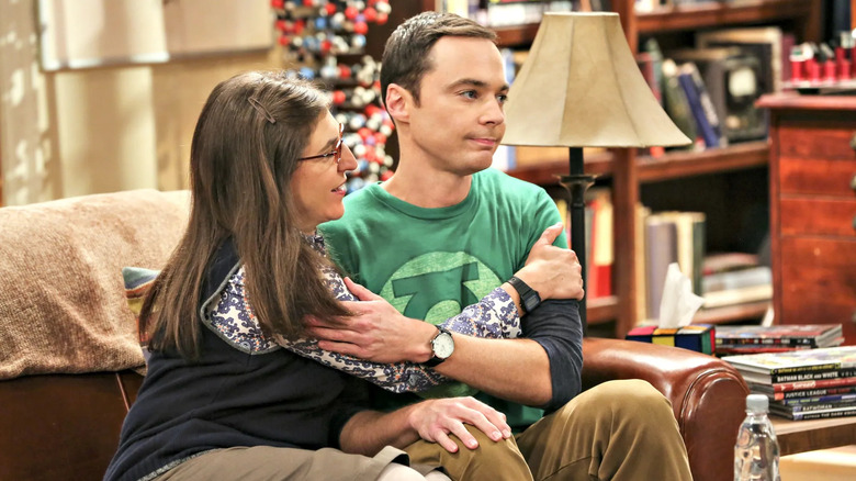 Amy and Chaldon embrace the sofa in the theory of the big explosion