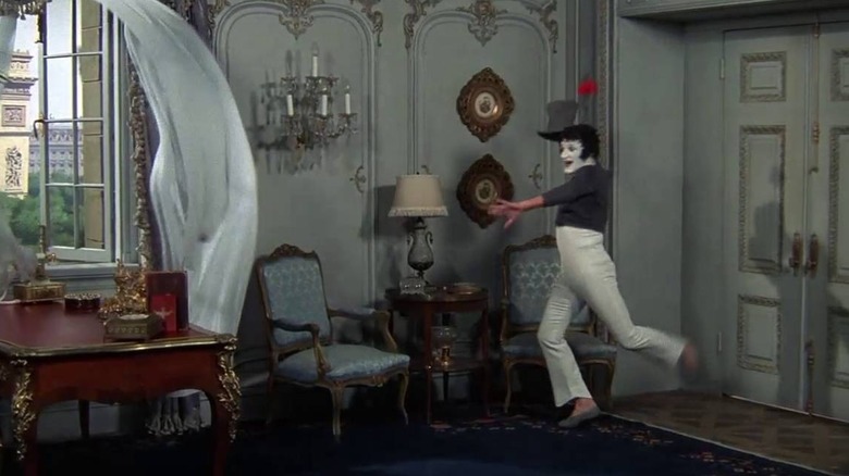 Marcel Marceau speelt na in een winderige kamer in Silent Movie