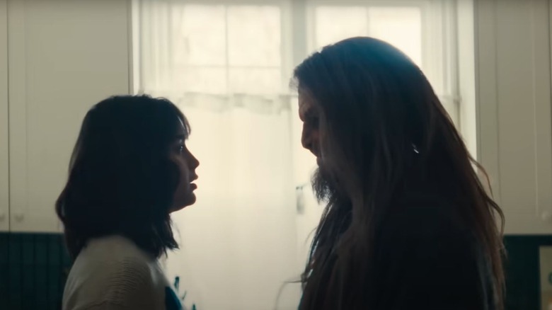 Tommy Dewey's monster and Laura Franco de Melissa Barrera stand face to face in your monster