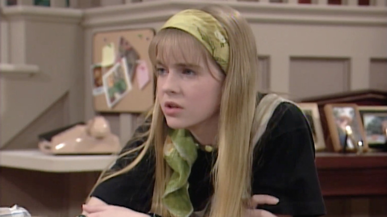 Melissa Joan Hart as Clarissa leaning on a couch and listening in Clarissa Explains It All