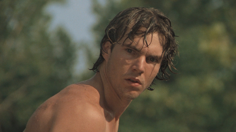 Dennis Quaid as Mike looking alarmed in Breaking Away