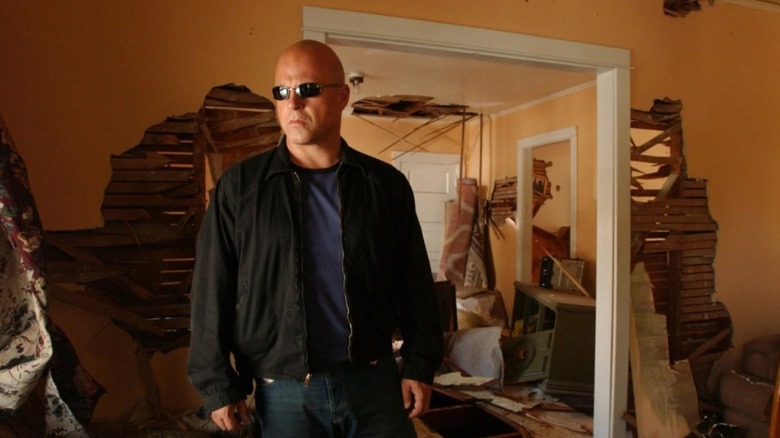 The Shield Michael Chiklis as Vic Mackey in sunglasses 