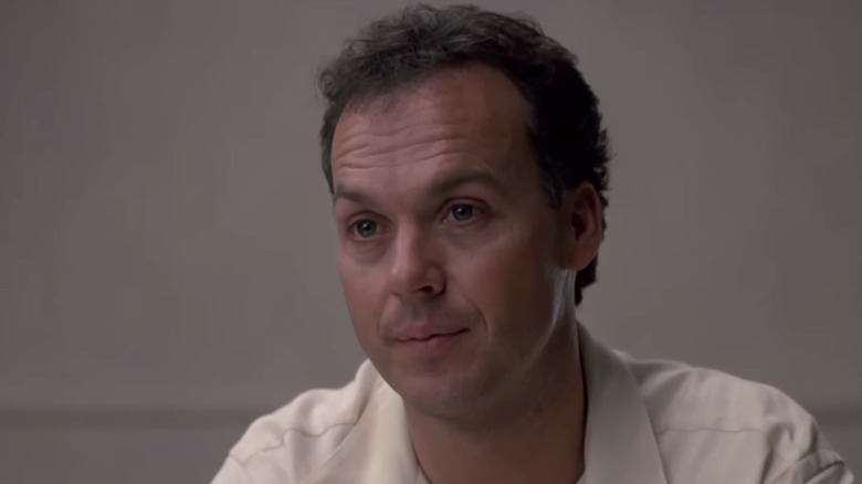Michael Keaton's Carter Hayes looking at someone off-screen in Pacific Heights