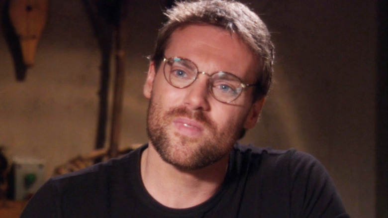 Michael Shanks' Daniel Jackson stands in an office at Stargate command in Stargate SG-1