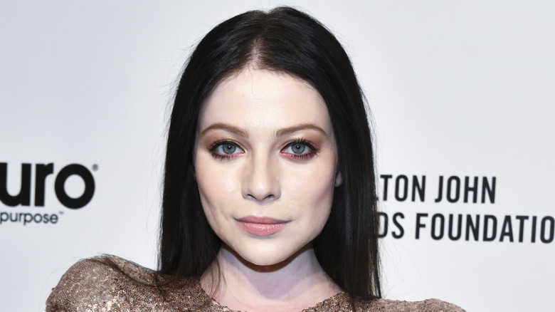 Michelle Trahtenberg poses on a red carpet