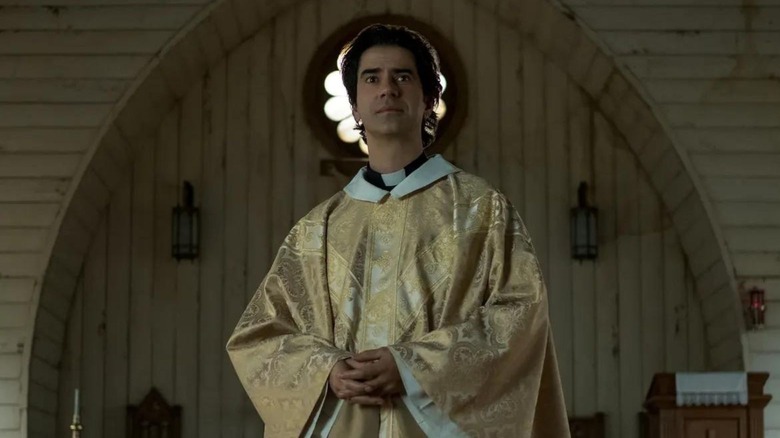 Hamish Linklater in Midnight Mass