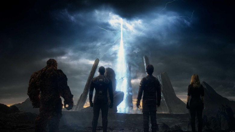 Ben Grimm, Jonny Storm, Reed Richards, and Sue Storm looking up at a portal in Fantastic Four (2015)