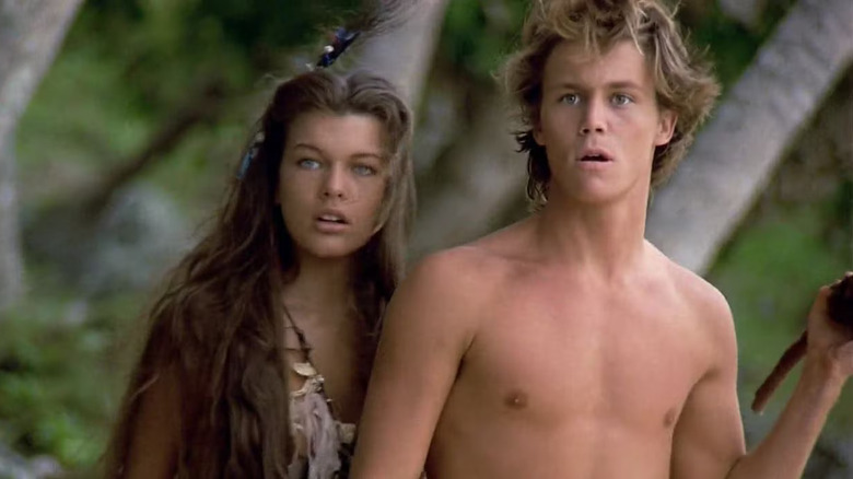 రిటర్న్ టు ది బ్లూ లగూన్‌లోని ఉష్ణమండల ద్వీపంలో లిల్లీ మరియు రిచర్డ్, జూనియర్