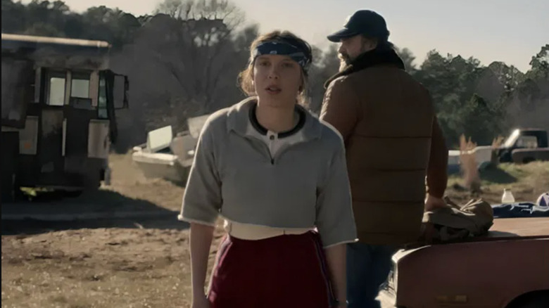 స్ట్రేంజర్ థింగ్స్‌లో హాప్పర్ చూస్తున్నప్పుడు ఎలెవెన్ ఆమె కొత్త రూపాన్ని రాక్ చేసింది