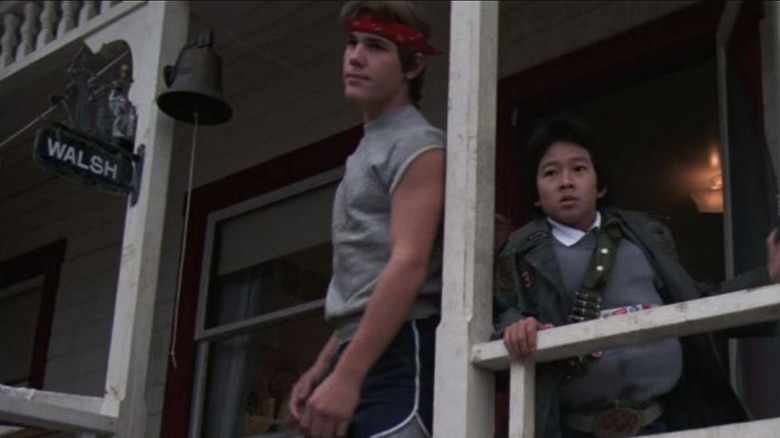 బ్రాండ్ మరియు డేటా ది గూనీస్‌లో కొంతమంది గూండాలను తదేకంగా చూస్తున్నాయి