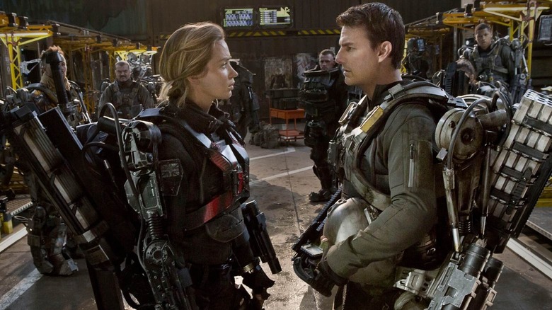Sergeant Rita Vrataski talking to Major William Cage