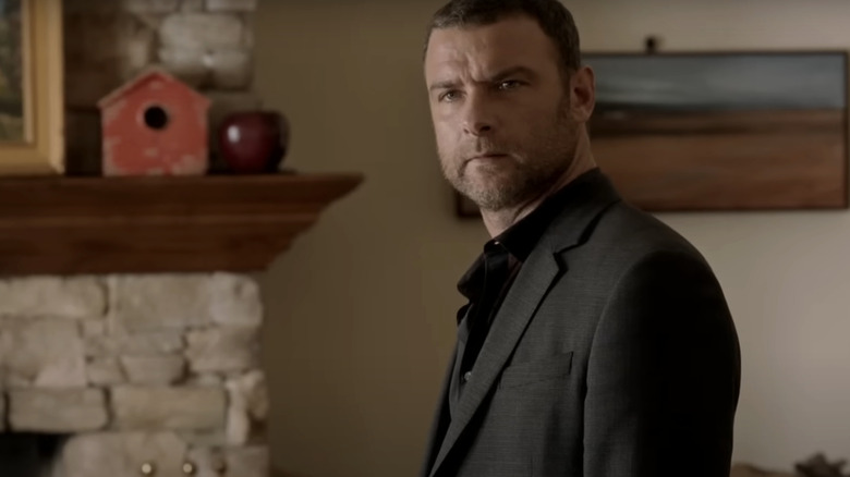 Ray Donovan de Liev Schreiber is in a dining room in Ray Donovan