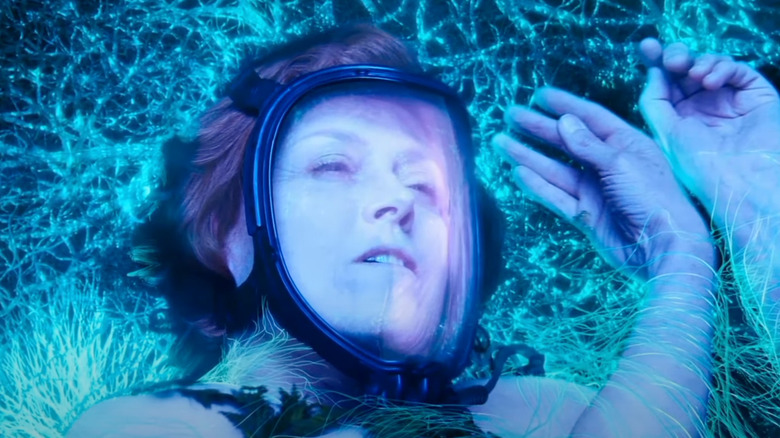 Avatar: The Way of Water Grace in mask on the ground 