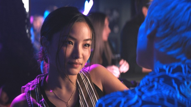 மோனார்க்: லெகசி ஆஃப் மான்ஸ்டர்ஸில் உள்ள கிளப் அல்லது பார் ஒன்றில் கேட் ராண்டாவாக அன்னா சவாய் பேசுகிறார்