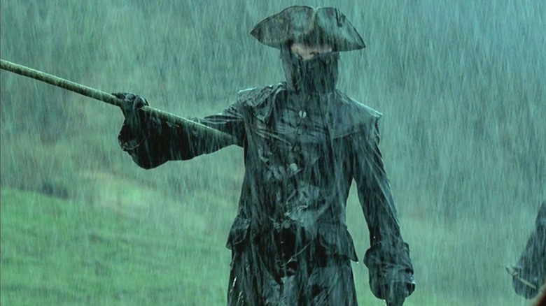 Jean-François de Morangias with a fighting stick in the rain in Brotherhood of the Wolf