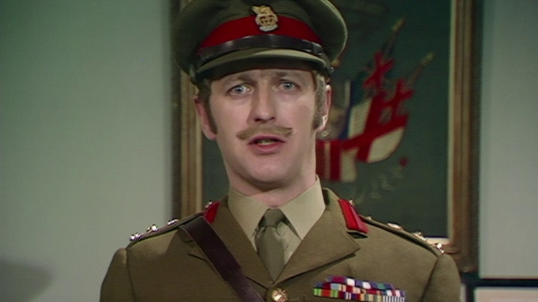 Un oficial militar británico que odia a los Monty Python cuando las cosas son tontas