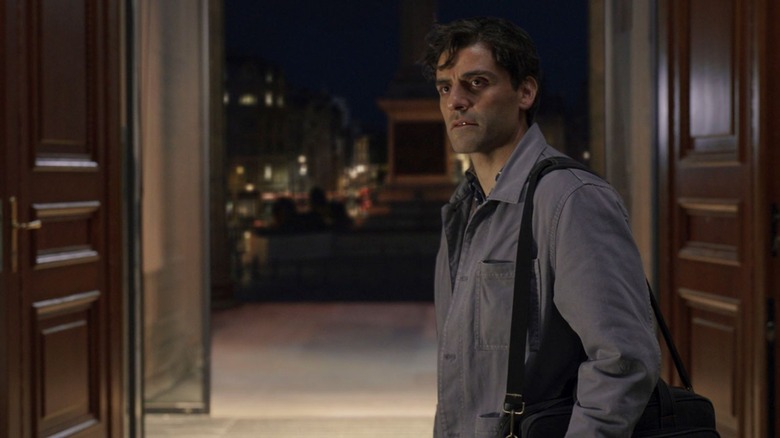 Oscar Isaac as Marc Spector in the British Museum in Moon Knight