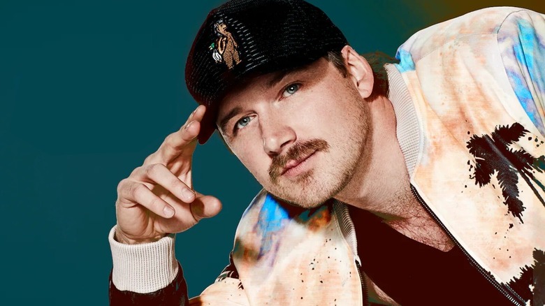 Morgan Wallen saluting