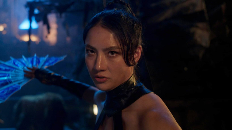 Adeline Rudolph as Kitana wielding a weapon in Mortal Kombat II