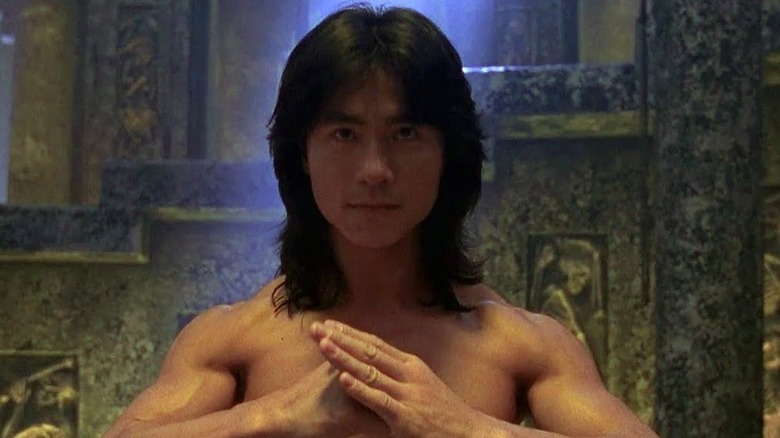 Liu Kang (Robin Shou) prepares to bow in Mortal Kombat (1995)