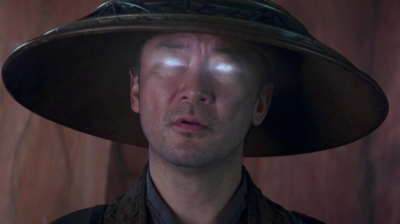 Tadanobu Asano als Raiden met gloeiende ogen in Mortal Kombat (2021)