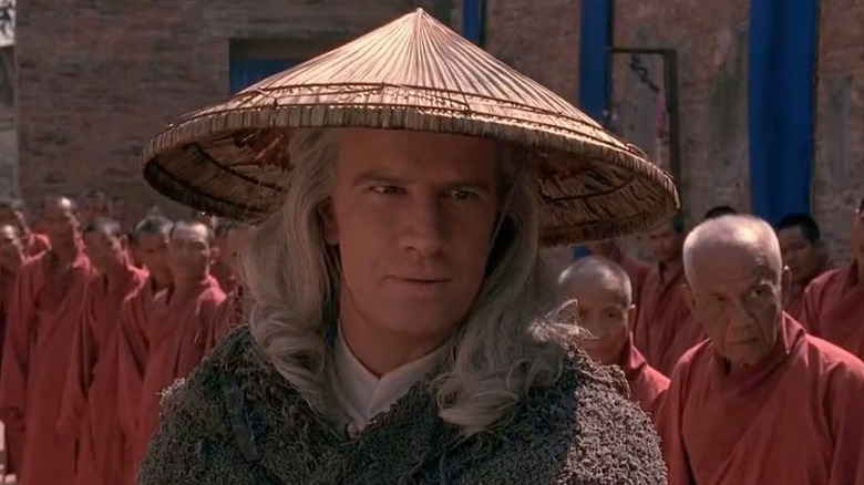 Raiden in een conische hoed onder monniken in Mortal Kombat (1995)