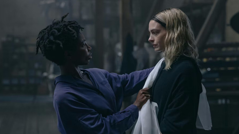 सॅम अँसेल्म मदर मेरीमध्ये मदर मेरीवर काही फॅब्रिक वापरून पाहतो