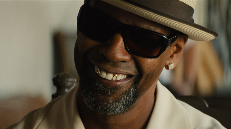 Denzel Washington smiling in 2 Guns