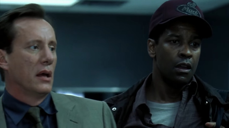 Denzel Washington holding a hostage in John Q