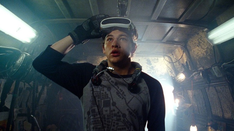 Tye Sheridan takes off glasses