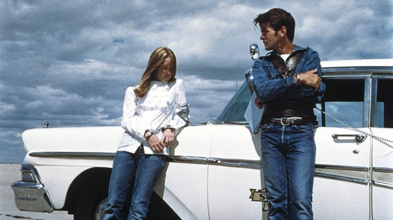 Martin Sheen Sissy Spacek lean against car
