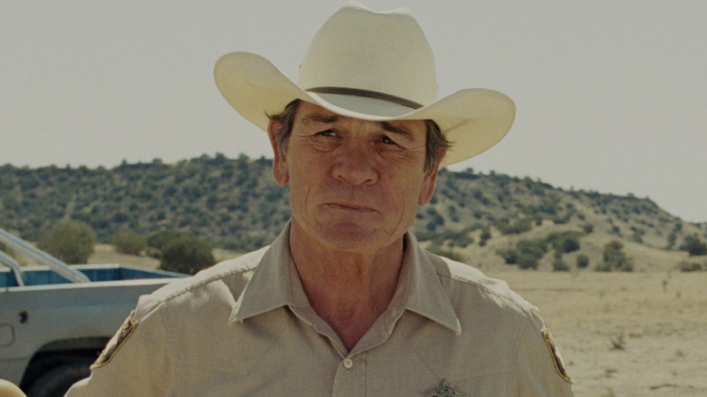 Tommy Lee Jones investigating