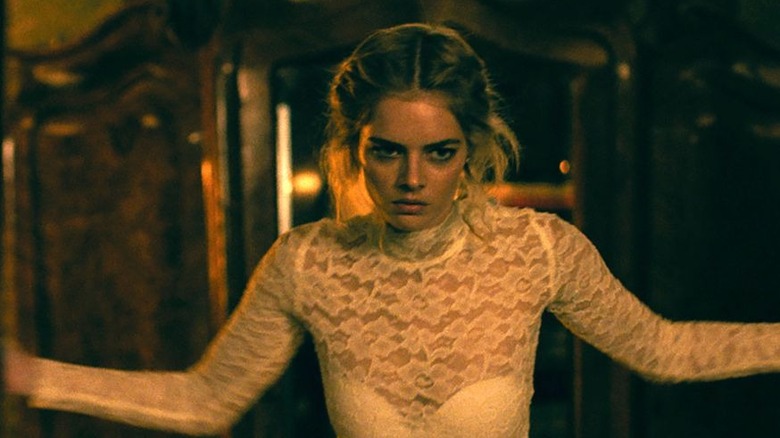 Samara Weaving opens door