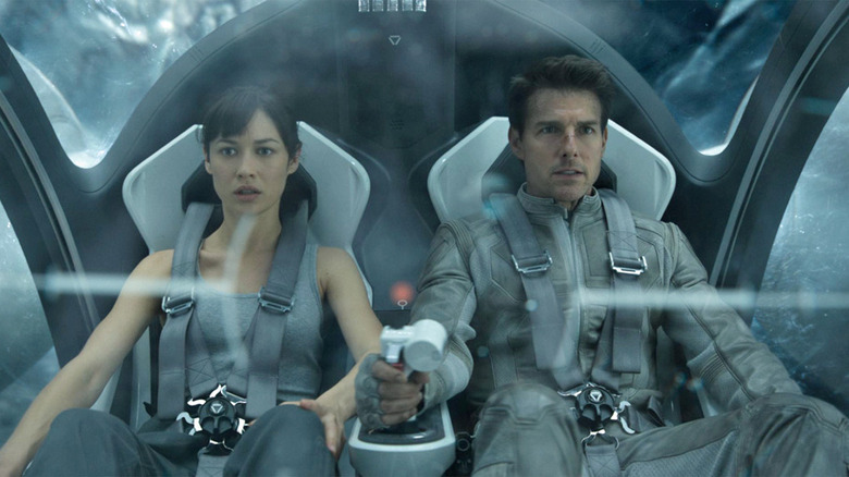 Tom Cruise flies spaceship