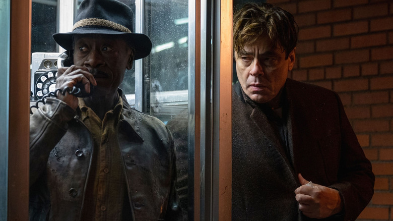 Don Cheadle and Benicio del Toro by a phone booth