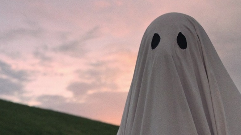 A ghost wanders outside in A Ghost Story