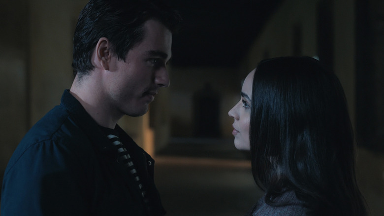 Anna de la Vega de Sofia Carson se encuentra frente a Jamie Davenport de Corey Mylchreest en mi año de Oxford