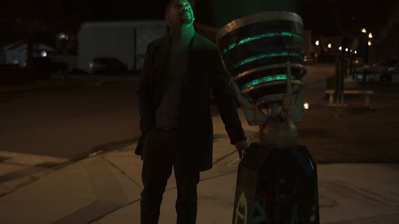 Aaron Pierre's John Stewart stands by a Green Lantern signal in Lanterns