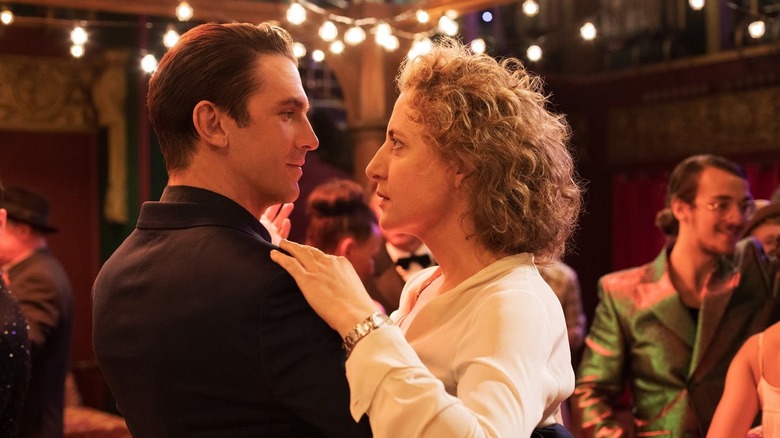 Tom dances with Alma in I'm Your Man