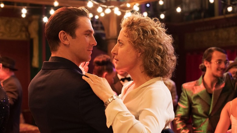 Tom dances with Alma in I'm Your Man