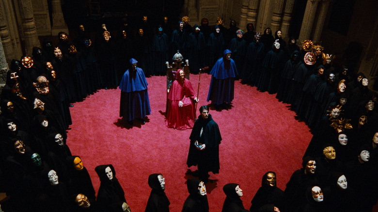 Bill in het middelpunt van de gemaskerde orgie in Eyes Wide Shut