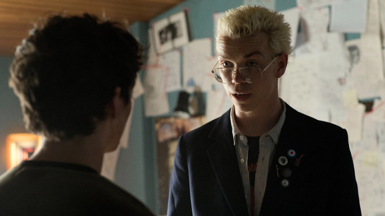 Colin wears glasses in Bandersnatch.