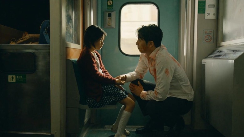 సు-ఆన్‌గా కిమ్ సు-ఆన్ మరియు సియోక్-వూ పాత్రలో గాంగ్ యూ బుసాన్‌కు రైలులో రైలు కార్ల మధ్య నిశ్శబ్దంగా గడిపారు