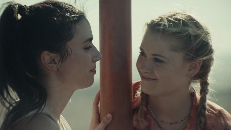 Becky Connor van Grace Caroline Currey staat in de herfst oog in oog met Shiloh Hunter van Virginia Gardner