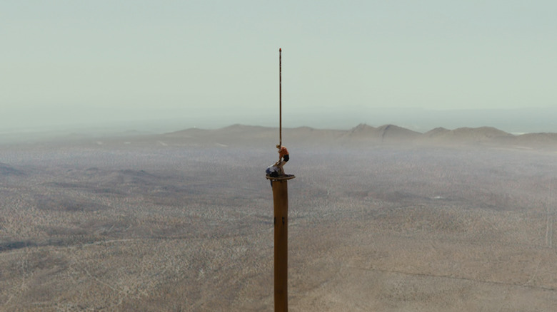 Grace Caroline Currey's Becky Connor en Virginia Gardner's Shiloh Hunter-stand strandden in de herfst op een zendmast