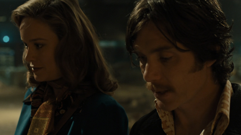 Chris van Cillian Murphy staat naast Justine van Brie Larson in Free Fire