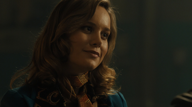 Justine van Brie Larson kijkt in close-up over het frame in Free Fire