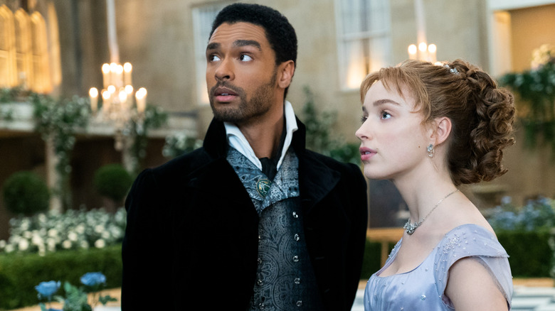 Phoebe Dynevor and Regé-Jean Page in Bridgerton